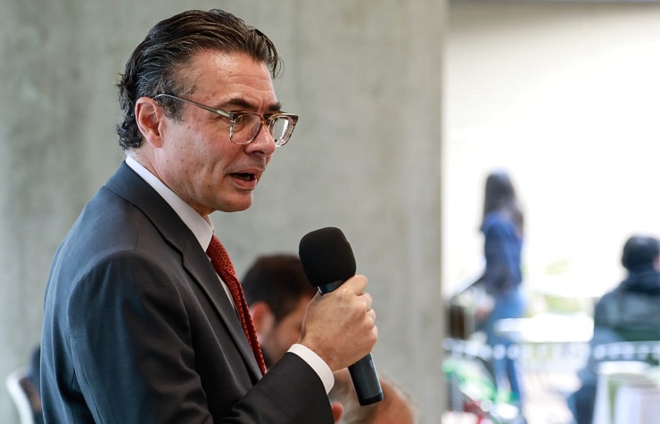 gaviria los maestros y maestras deben estar en el centro de la sociedad