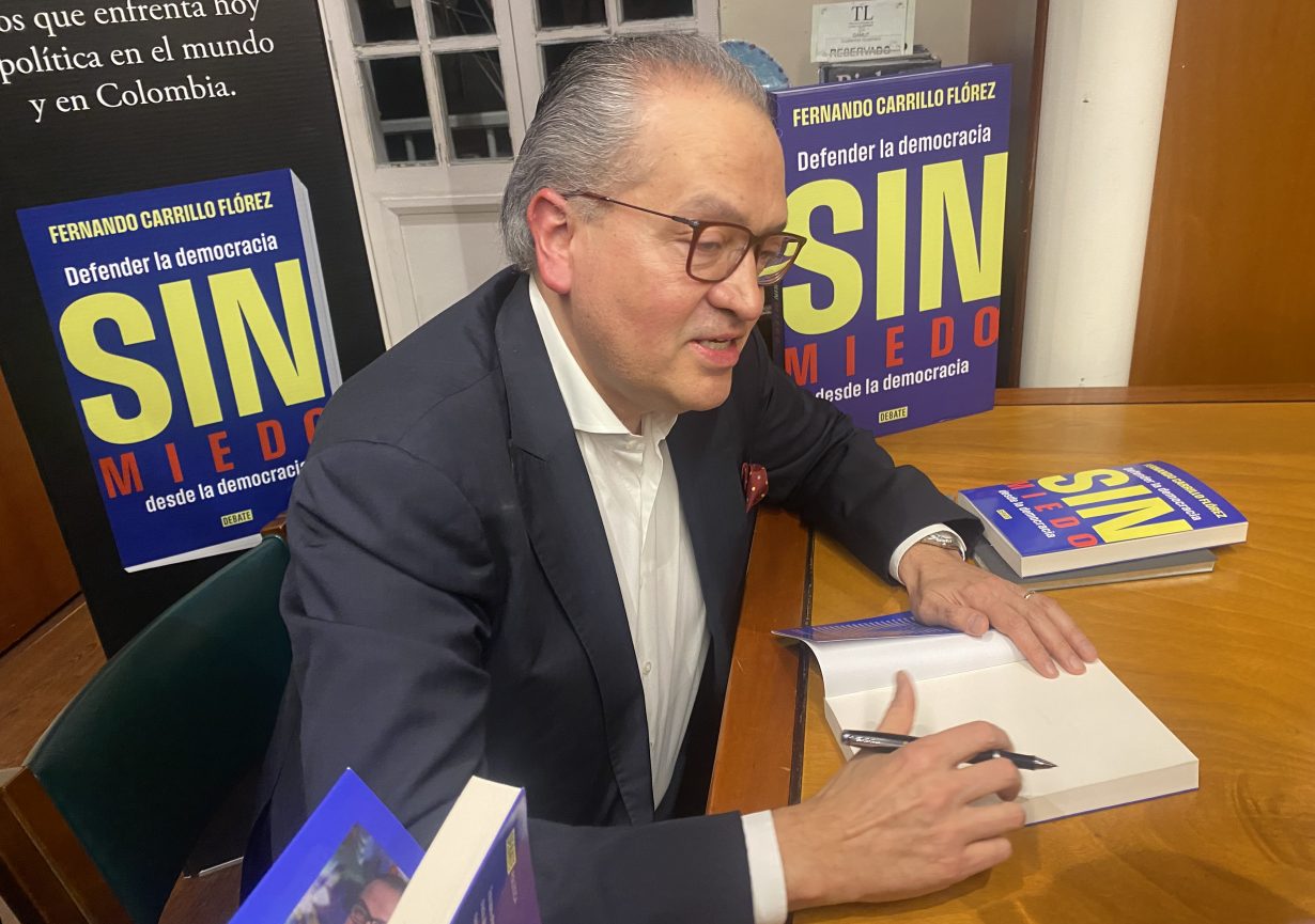 Exprocurador Fernando Carrillo invita a los jóvenes a defender la democracia