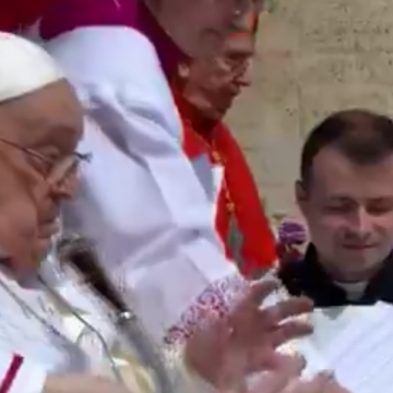 Enfermo, cansado muy breve se vio el domingo al papa Francisco impartir la bendición desde Roma