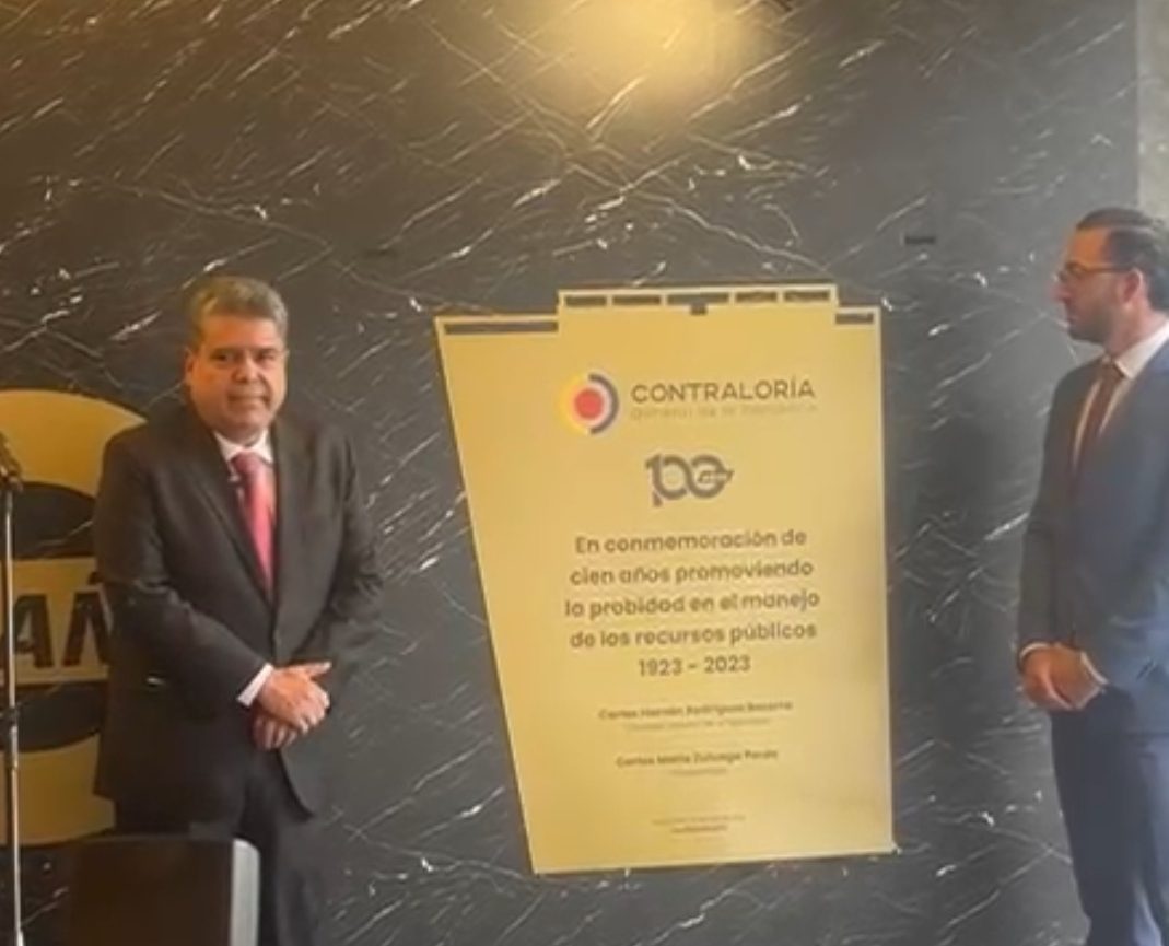 Descubren placa conmemorativa por los 102 años de la Contraloria