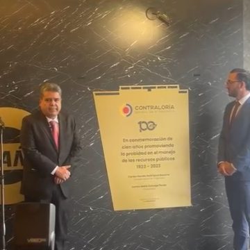 Descubren placa conmemorativa por los 102 años de la Contraloria