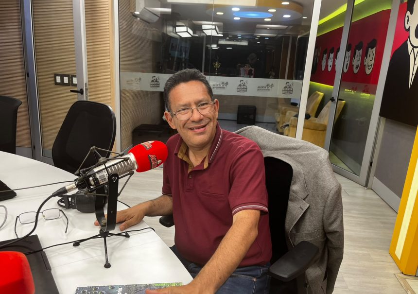 PHOTO-2026-09-15-23-17-37 En Alerta Desvelados con Julián Parra